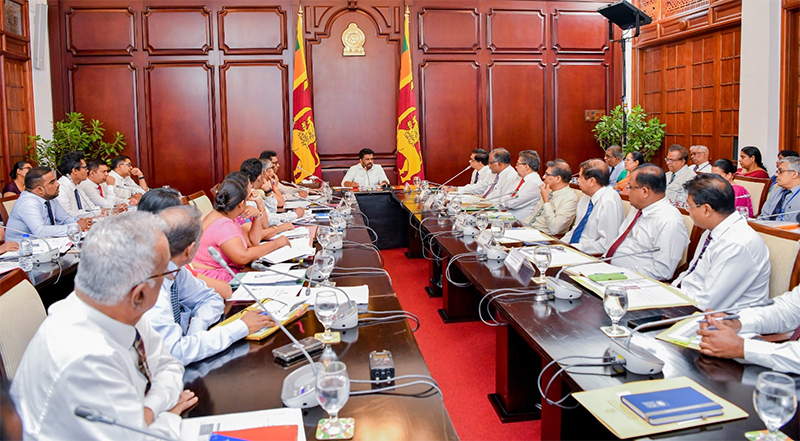 අයවැය 2025 – ග්‍රාමීය සංවර්ධන, සමාජ ආරක්ෂණ හා ප්‍රජා සවිබල ගැන්වීමේ අමාත්‍යාංශයේ වැය ශීර්ෂයට අදාළ සාකච්ඡාවක් ජනපති ප්‍රධානත්වයෙන්