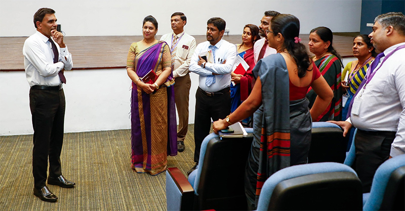 ඇමති ආනන්ද විජේපාල සහ ආගමන හා විගමන නිලධාරීන් අතර හමුවක්