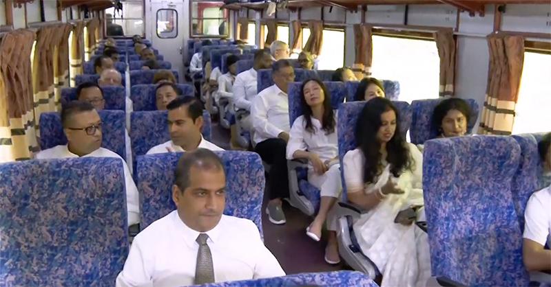 “සිරි දළදා වන්දනාව” සමාරම්භක අවස්ථාවට එක් වන රාජ්‍යතාන්ත්‍රිකයෝ දුම්රියෙන් මහනුවරට
