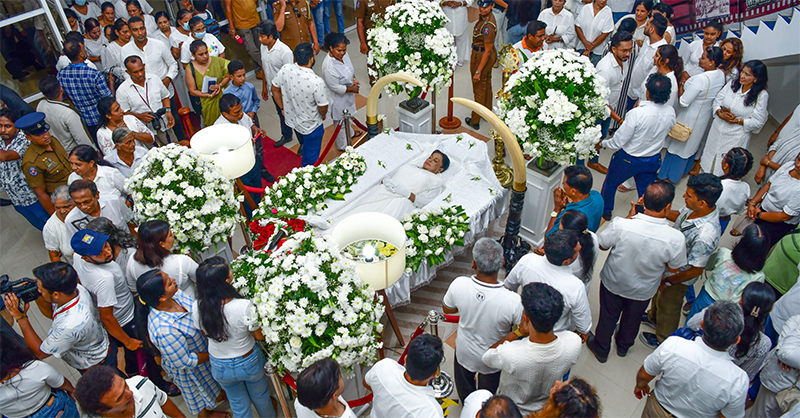 සෞම්යට ගල් ගහන්න එන්න
