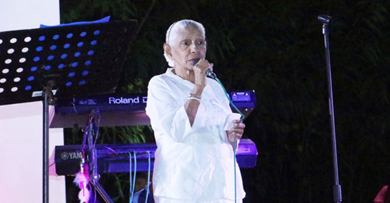 ජනප්රිය ගායිකාවක් තම පුතු වෙනුවෙන් කඳුළු සැලූ මොහොතක්
