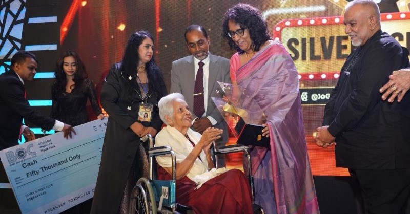 අයිරාංගනී මිත්තනිය ඉදිරියේ හරිනි මිනිබිරිය බැතිබර වූවාය