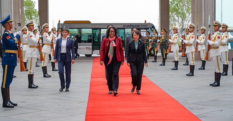 අග්‍රාමාත්‍යතුමිය චීනයේ බීජිං වෙත ළගා වෙයි