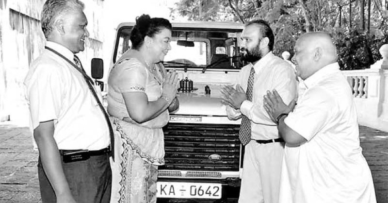 සිරිලිය පසුපස තිදෙනෙක් පන්නයි – ආරක්ෂාවට අවුරුදු 16ක තරුණයෙක් සොයා ගෙන