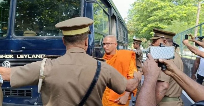 තරු 5 හෝටල්වල කිච වූ කස්සප භික්ෂුව මහානායක හිමිවරුන්ව පාවා දෙයි