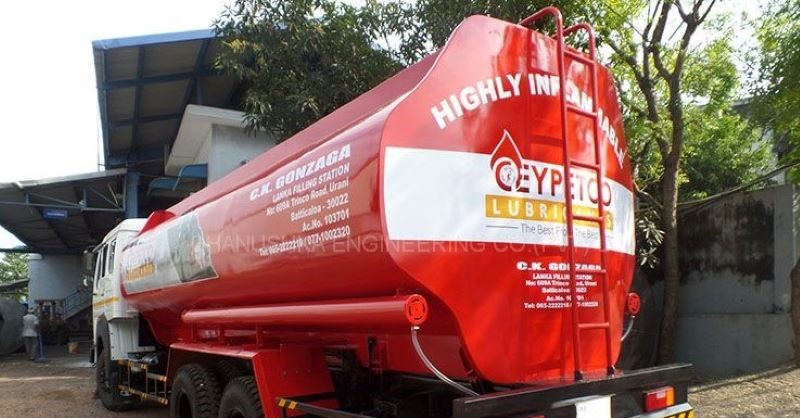 ලංකාවට ගොඩ බෑ තෙල් නැව් දෙකකට මොකක්ද වුණේ?