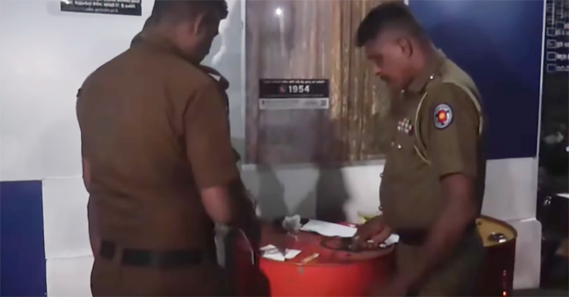 ව්‍යාපාරිකයෙකුගේ නිවසක් තුළ ගබඩා කර තිබුණු ඩීසල් ලීටර් 400ක් පොලිසියෙන් වටලයි