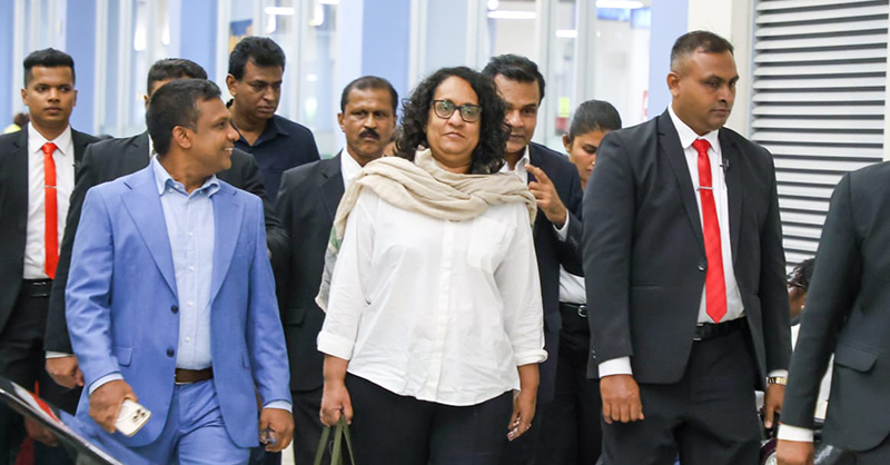 අගමැති හරිනි භූතානය බලා පිටත්ව යයි