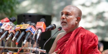 නාමල් උයනේ රාහුල හිමි අති විශාල පිරිසක් සමඟ පෙරට